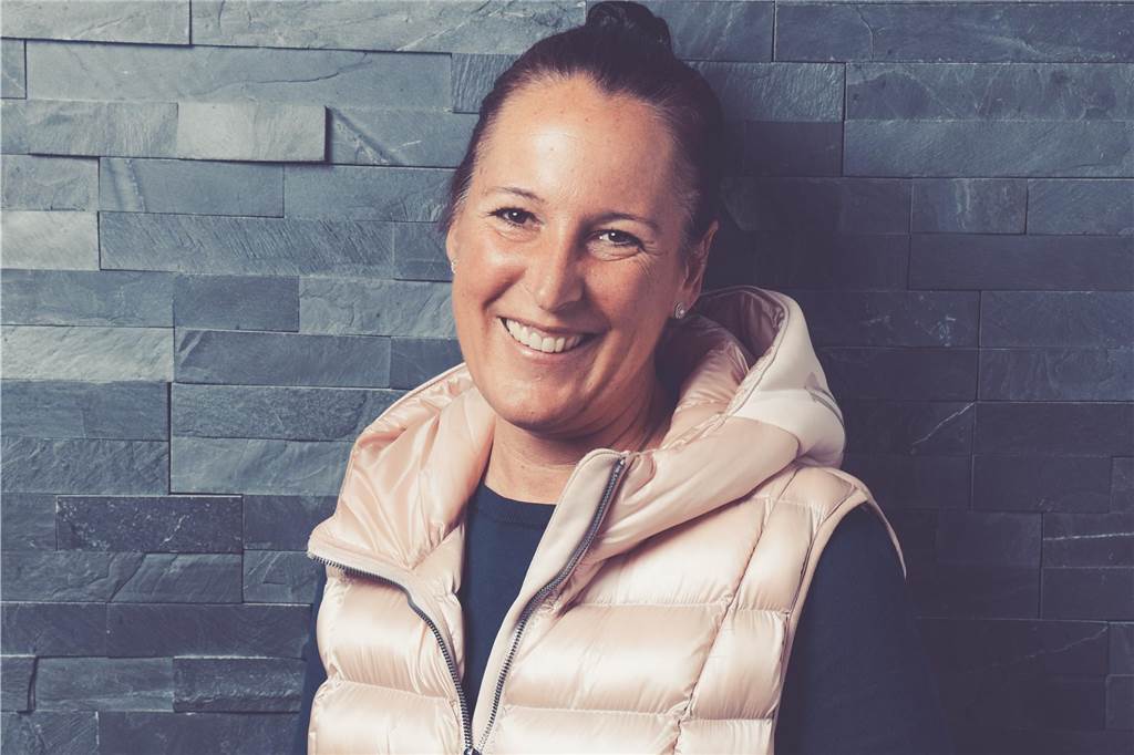Kristina Kerlen: Am stallfreien Tag ist Zeit für die Doktorarbeit Kristina Kerlen in Steppweste vor einer grauen Wand.