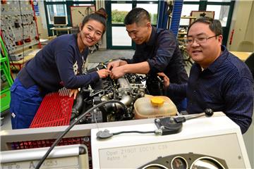 Berufsschullehrerin Hongxia Wang (l., 31) und ihre Kollegen aus der ostchinesischen Provinz Henan arbeiteten wochenlang in der KFZ-Werkstatt der Handwerkskammer Dortmund. „Wir konnten unsere methodischen und technischen Kenntnisse verbessern“, sagt Wang.
