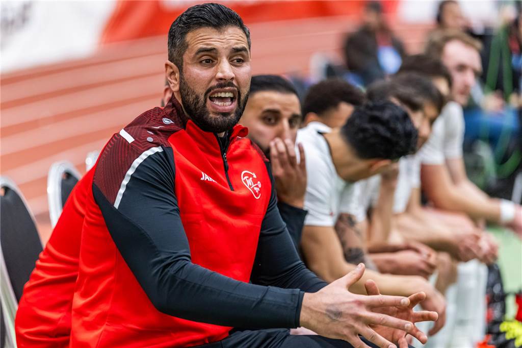 „Wir müssen an der Organisation arbeiten“: Hannibals neuer Trainer erwartet eine Menge Arbeit Bervan Mirek coachte den TuS Hannibal auch während der Dortmunder Hallenstadtmeisterschaft.