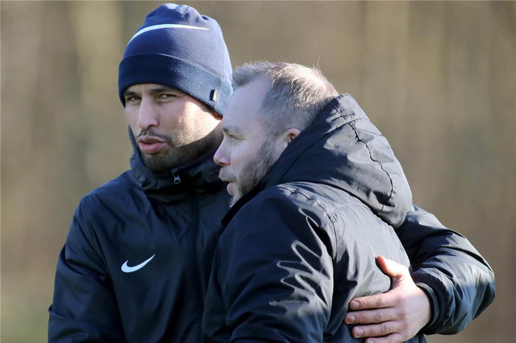 VfR Sölde droht der Doppel-Abstieg: „Der letzte Sargnagel ist noch nicht drin“ Bervan Mirek und Marcel Möller reden miteinander.