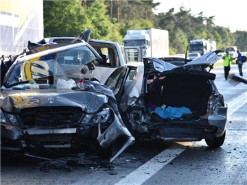 Beschädigte Autos nach dem Unfall auf der Autobahn 6 bei Viernheim in Hessen. Foto: Rene Priebe
