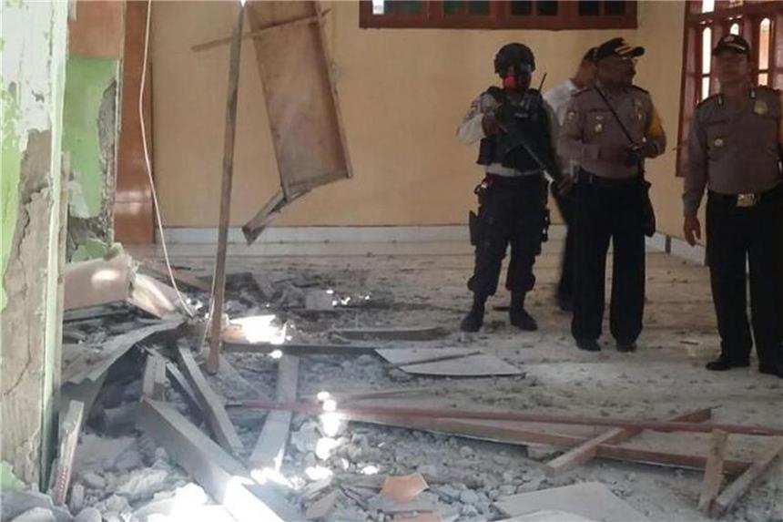 Erdbeben tötet wohl mehr als 30 Menschen in Papua-Neuguinea Beschädigte Moschee in Indonesien. Im benachbarten Papua-Neuguinea kam es zu einem schweren Erdbeben. Foto: Handout/BNPB/AP/