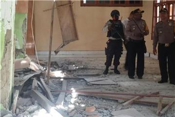 Beschädigte Moschee in Indonesien. Im benachbarten Papua-Neuguinea kam es zu einem schweren Erdbeben. Foto: Handout/BNPB/AP/
