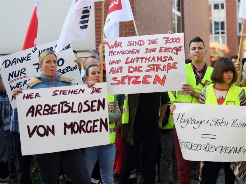 Aufbau von Air-Berlin-Transfergesellschaft zieht sich hin Beschäftigte der insolventen Fluggesellschaft Air Berlin fordern die Gründung einer Transfergesellschaft. Foto: Maurizio Gambarini