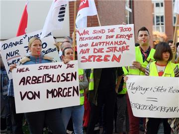Beschäftigte der insolventen Fluggesellschaft Air Berlin fordern die Gründung einer Transfergesellschaft. Foto: Maurizio Gambarini