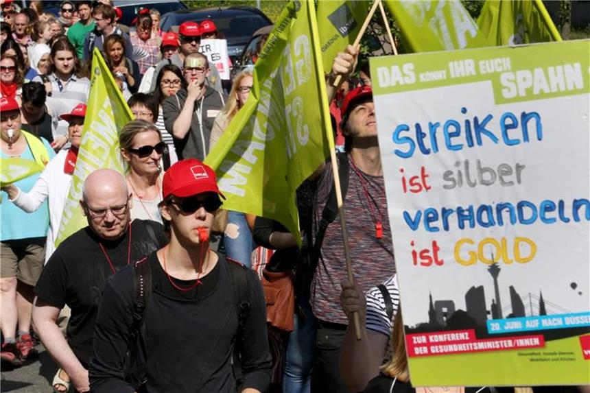 Beschäftigte stimmen für Streik an Düsseldorfer Uni-Kliniken Beschäftigte der Universitätsklinik Düsseldorf beteiligen sich am Warnstreik. Foto: Roland Weihrauch/Archiv