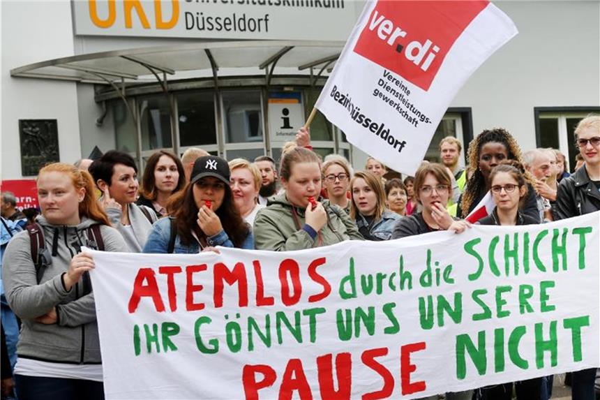 Warnstreik stört Betrieb an Düsseldorfer Uni-Kliniken Beschäftigte des Universitätsklinikums Düsseldorf beteiligen sich mit einem Transparent an einem Streik. Foto: Roland Weihrauch/Archiv