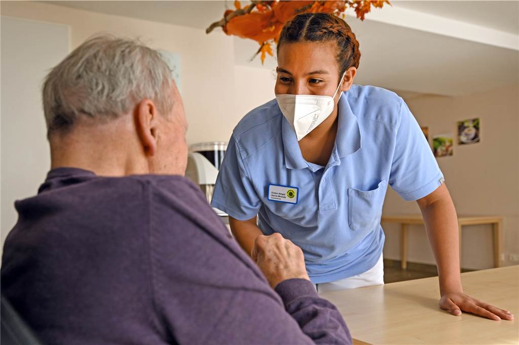 Beschäftigte in Arztpraxen, Krankenhäusern und Pflegeheimen müssen weiterhin eine Maske tragen - Besucher ebenso.