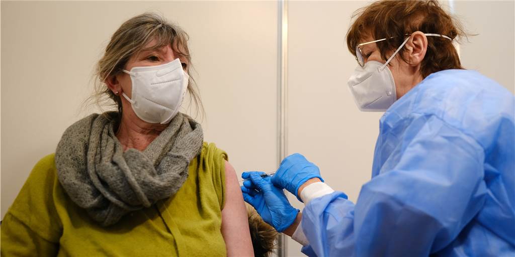 Hunderte Impf-Verweigerer arbeiten weiter in der Pflege, in Kliniken oder bei Ärzten Beschäftigten im Gesundheits- und Pflegebereich müssen sich gegen Corona impfen lassen. Doch viele haben den Nachweis noch nicht erbracht.