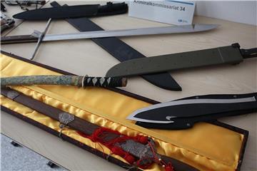 Beschlagnahmte Waffen, darunter verschiedene Messer, liegen im Polizeipräsidium Köln auf einem Tisch (Archiv). Foto: Oliver Berg