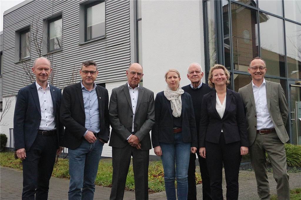Während des Neubaus: Volksbank-Team zieht auf den Gesundheitscampus Menschen vor dem Verwaltungsgebäude