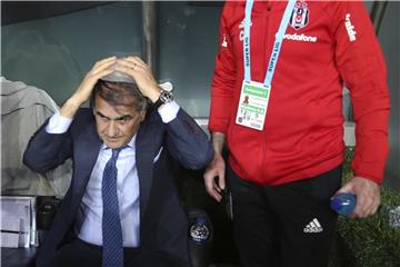 Besiktas-Trainer Senol Günes wurde am Kopf getroffen. Foto: Uncredited/AP