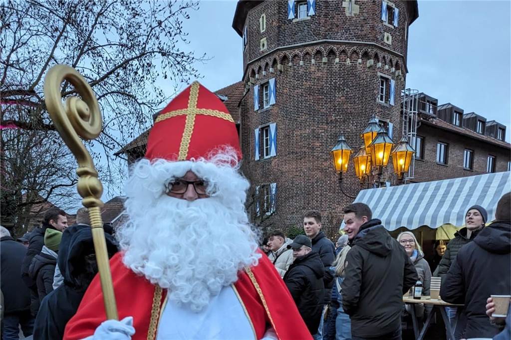 Veranstaltungen in 2024: Diese Highlights hat das Jahr noch zu bieten Der Nikolaus vor der Oedinger Burg.