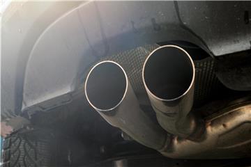 Besitzer alter Diesel-Fahrzeuge sollten so schnell wie möglich die illegale Motor-Software gegen die neue legale Version austauschen lassen. Sonst droht die Stilllegung. Foto: Hendrik Schmidt