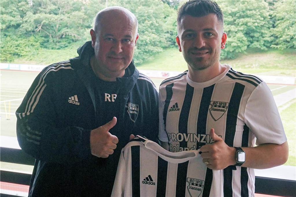 Volltreffer für den SC Hennen: Ex-Regionalligaspieler ging eigenständig auf Vereinssuche Besmir Rada (re.) bei seiner Vorstellung mit Hennens Teammanager Ricky Bohn.