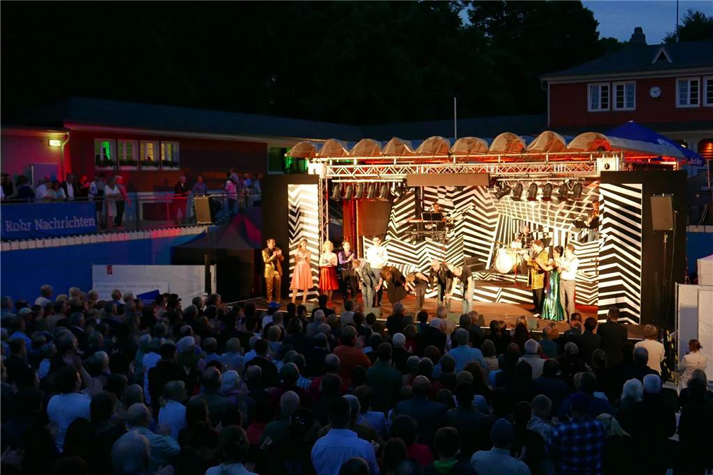 „Bühne raus“ im Parkbad Süd: Landestheater spielt zwei Klassiker Zuschauer vor der ausgeleuchteten Bühne im Parkbad Süd im Sommer 2016.