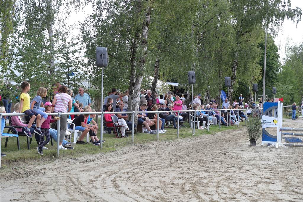 Spannendes Ende bei Herberner Reitturnier: Lutz Gripshöver gewinnt S-Springen hauchdünn Besonders am Wochenende waren einige Zuschauer in Herbern dabei.