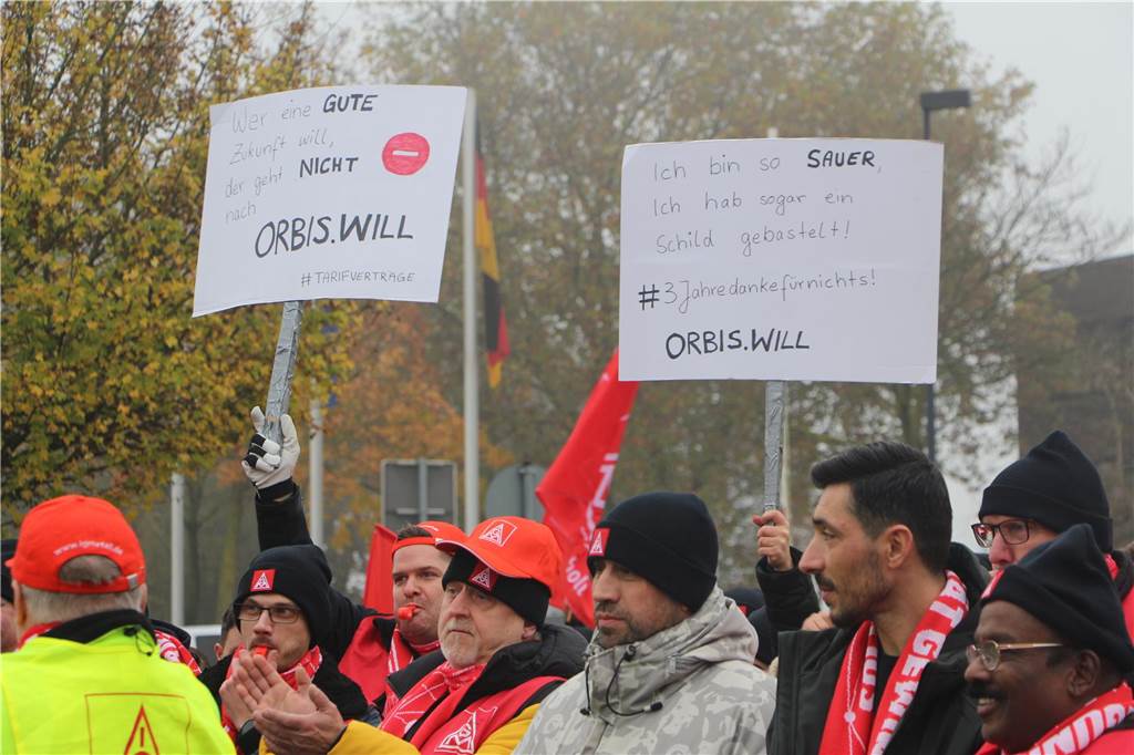 Warnstreik der IG Metall bei Lichtgitter: Angebot ist „inakzeptabel“ Plakate werden hochgehalten
