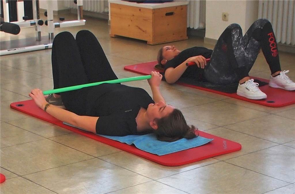 Stadtlohner schwitzen beim DJK-Benefiztag für die Aktion Kind Besonders bei den Sportlerinnen beliebt: Bodenturnen mit dem Gymstick.