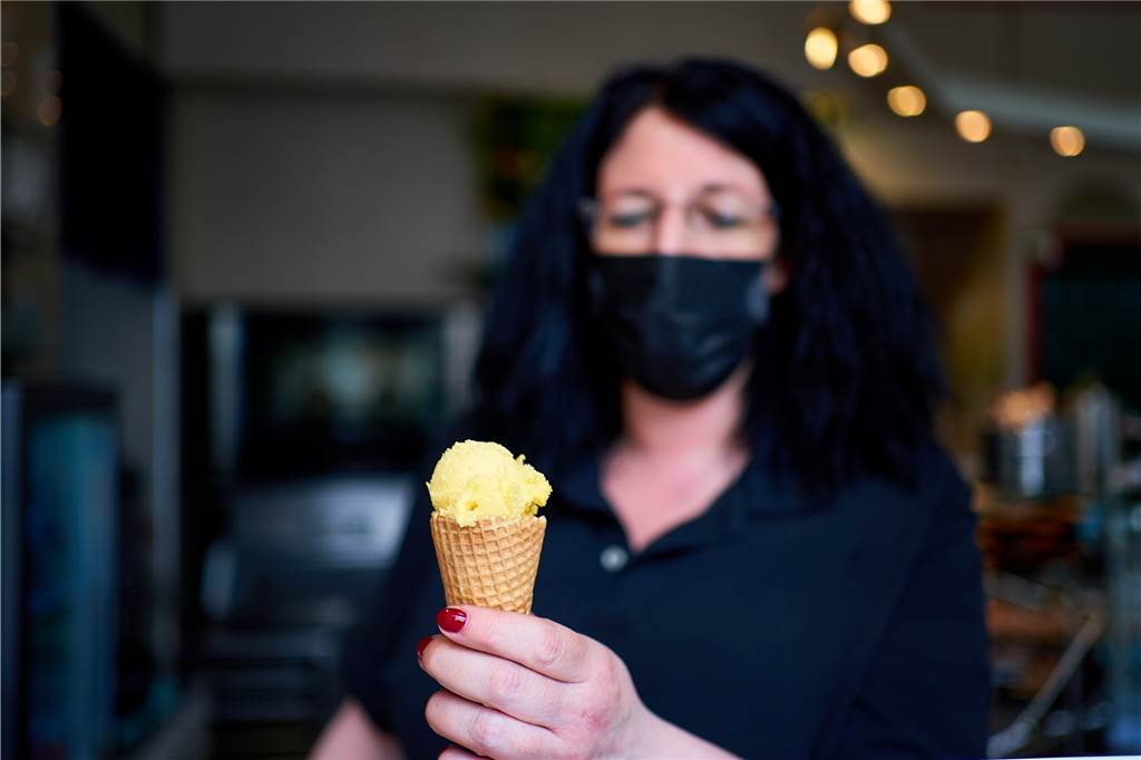 Klassisch oder abgefahren? Diese Eissorten mögen Dortmunder am liebsten Besonders bleibt sei Mango, sagt Mitarbeiterin Daniele Schlegel aus dem Café Kleimann.