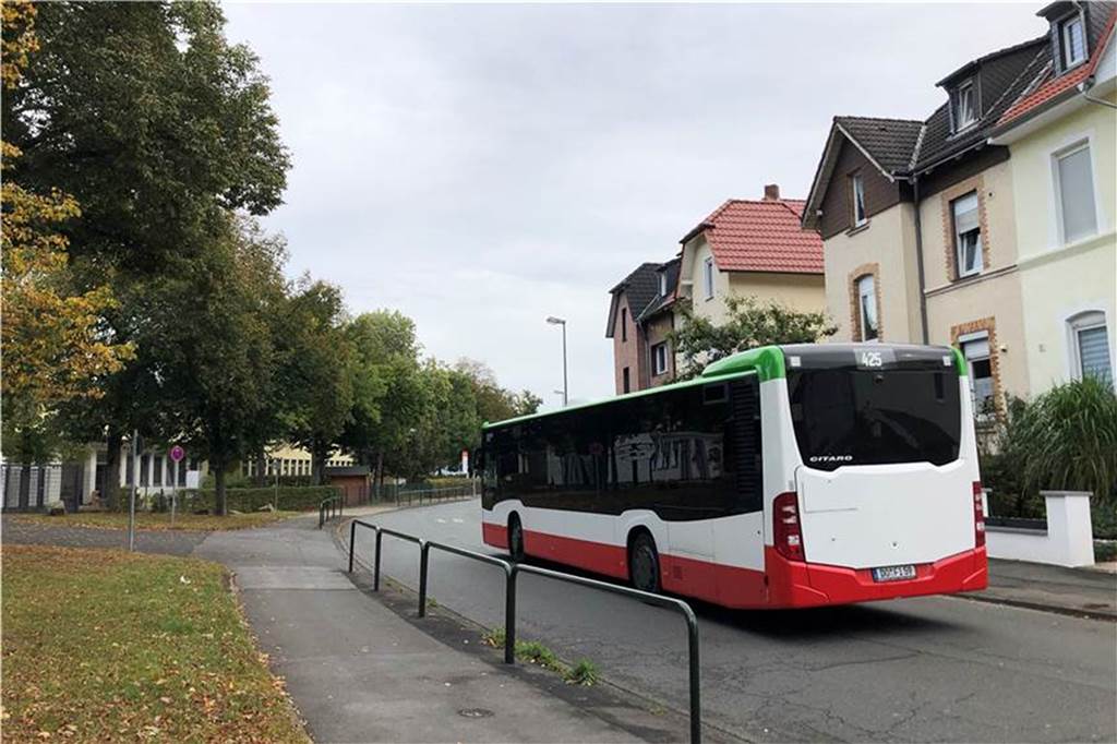 Nach Tagesbruch in Husen: Anwohner fürchten um Sicherheit der Kinder Besonders der Busverkehr in der Husener Eichwaldstraße sorgt für Diskussionen bei Anwohnern.