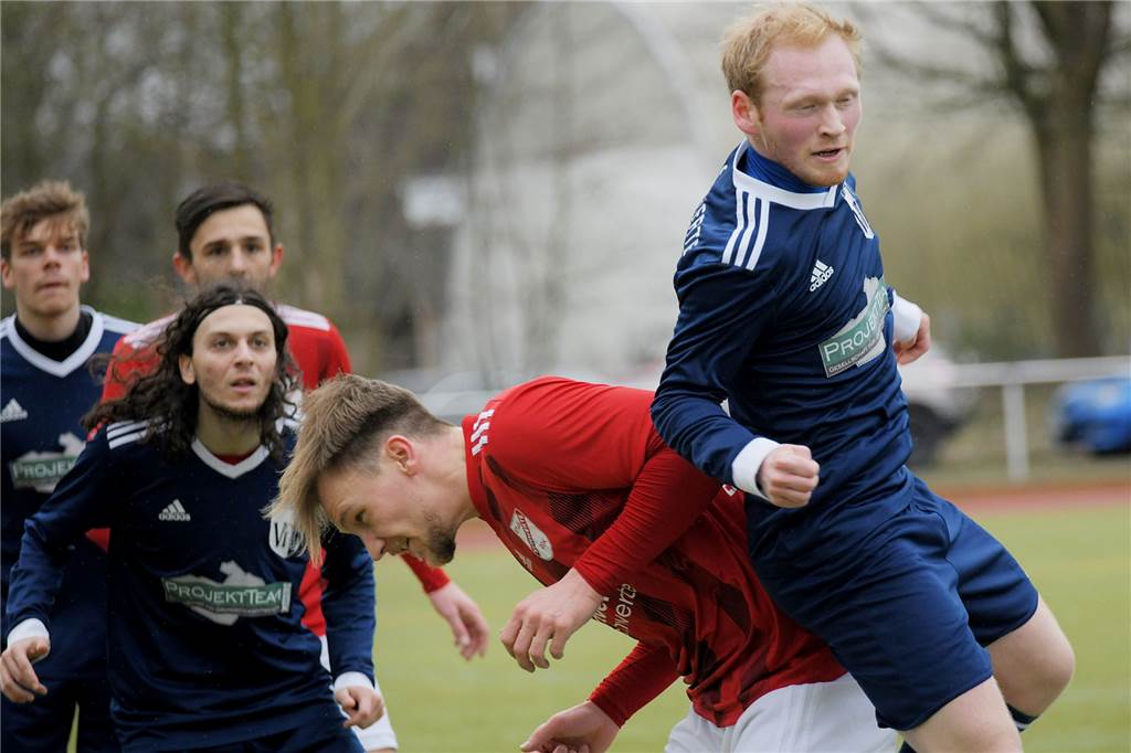 Ein Spieler war in Schwerte glücklich, wollte aber zurück in den Dortmunder Fußball Besonders die Derbys, wie hier gegen den ETuS/DJK Schwerte vor gut einem Jahr, hatten für Tim Birnkraut (re.) im Trikot des VfL Schwerte ihren Reiz.