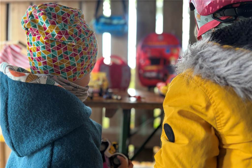 Viele Garagentore beim Garagenflohmarkt in Legden geöffnet Kinder schauen sich Spielsachen beim Garagenflohmarkt in Legden an