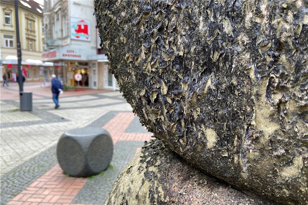 „Wie Baumrinde“: Schmutzschicht bedeckt Brunnen in der Castroper Altstadt Besonders die Säule des Brunnens ist betroffen.