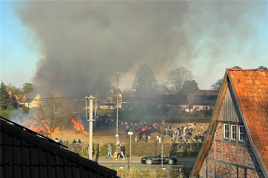 „Wie nach einem Vulkanausbruch“: Hitzige Diskussion über Dortmunder Osterfeuer Besonders die starke Rauchentwicklung und die Asche-Schicht auf Dächern und Autos werden auf Facebook kritisiert.