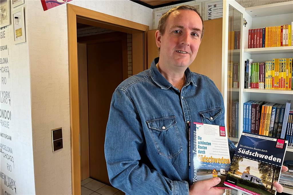 Buenos Aires, Südschweden, Nordkirchen: Michael Moll gibt Reisetipps Besonders erfolgreich ist der Wohnmobil-Führer für Südschweden, Michael Moll hält hier die erste und die achte Auflage in der Hand.