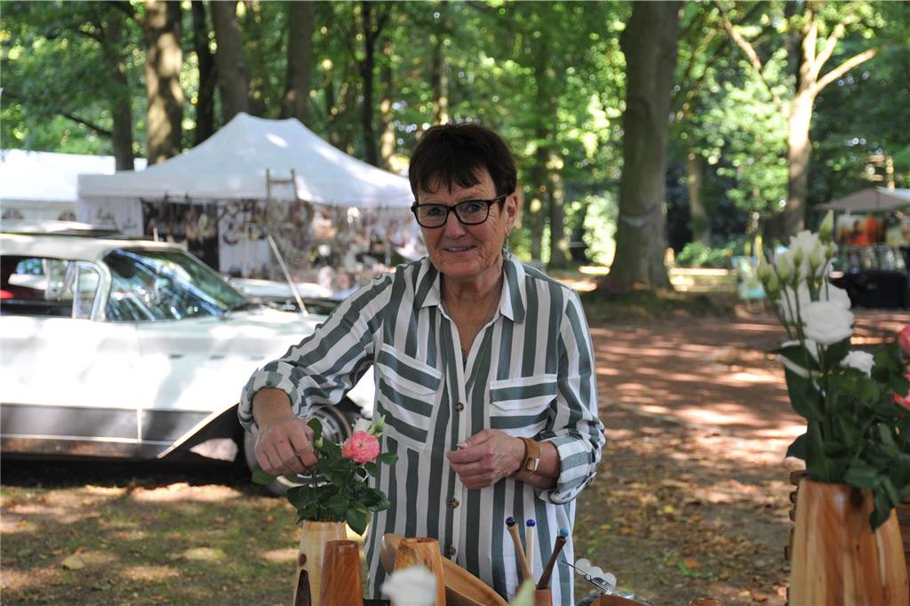 Frau bindet Blumen