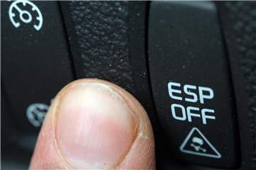 Besonders für Fahranfänger ein großer Vorteil: Das elektronische Stabilitäts-Programm ESP erhöht die Sicherheit im Straßenverkehr. Foto: Jens Büttner