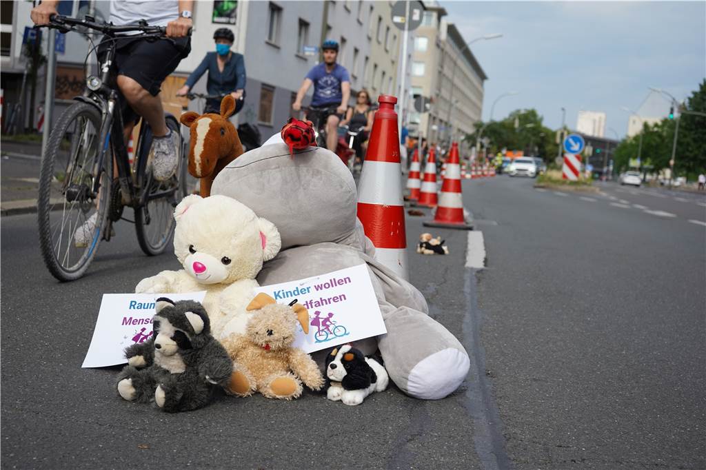 Dortmunder Radfahrer demonstrieren mit Kuscheltieren für mehr Sicherheit Besonders für Kinder, die noch ungeübt auf dem Fahrrad sind, ist die Verkehrslage in Dortmund riskant.