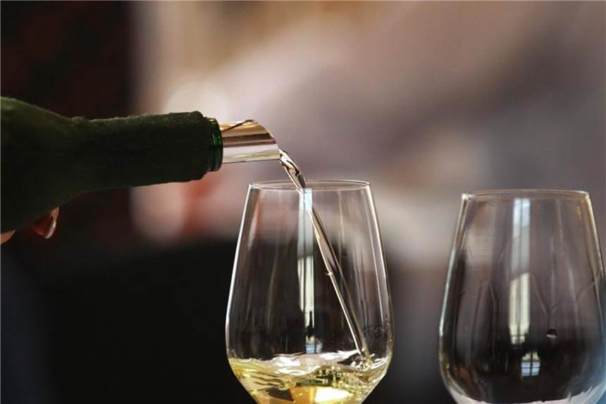 Deutsche geben Milliarden für Wein aus Besonders gerne greifen die Bundesbürger zu Weinen aus deutschem Anbau. Foto: Karl-Josef Hildenbrand
