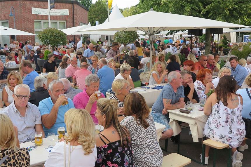 Feine Kochkunst ließ die Besucherscharen strömen Besonders groß war der Andrang auf dem Schermbecker Rathausvorplatz bereits am Freitagabend. Dort wurde das dreitägige Fest "Schermbeck genießen" offiziell eröffnet, das in diesem Jahr zum 16. Male von der Schermbecker Firma Wirtz Design veranstaltet wurde.