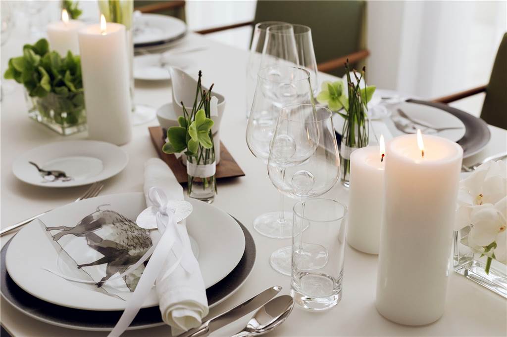 Altes mit Neuem kombinieren: So wird die Silvester-Tafel ein Knaller Besonders gut für eine große Tafel eignet sich der Mix aus neuen und alten Deko-Artikeln.