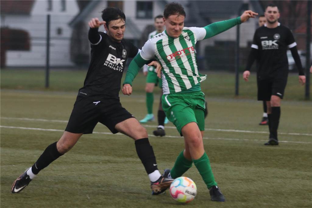 Wilder Neun-Tore-Schlagabtausch zwischen PSV Bork und Teutonia Waltrop: SuS defensiv „desolat“ Lukas Dorschner duelliert sich mit Can Klein.