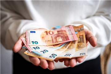 Besonders in der Weihnachtszeit sind viele Menschen zum Spenden bereit. Das wissen auch gemeinnützige Organisationen. Aber Vorsicht: Nicht jeder Spendenaufruf ist auch seriös.