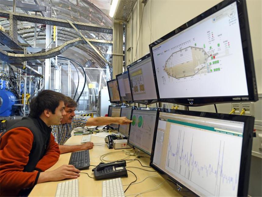 Jäger der Geisterteilchen - Der Neutrino-Masse auf der Spur Besonders interessieren sich die Wissenschaftler für jene Neutrinos, die durch den Urknall vor mehr als 13 Milliarden Jahren erzeugt worden sind. Foto: Uli Deck