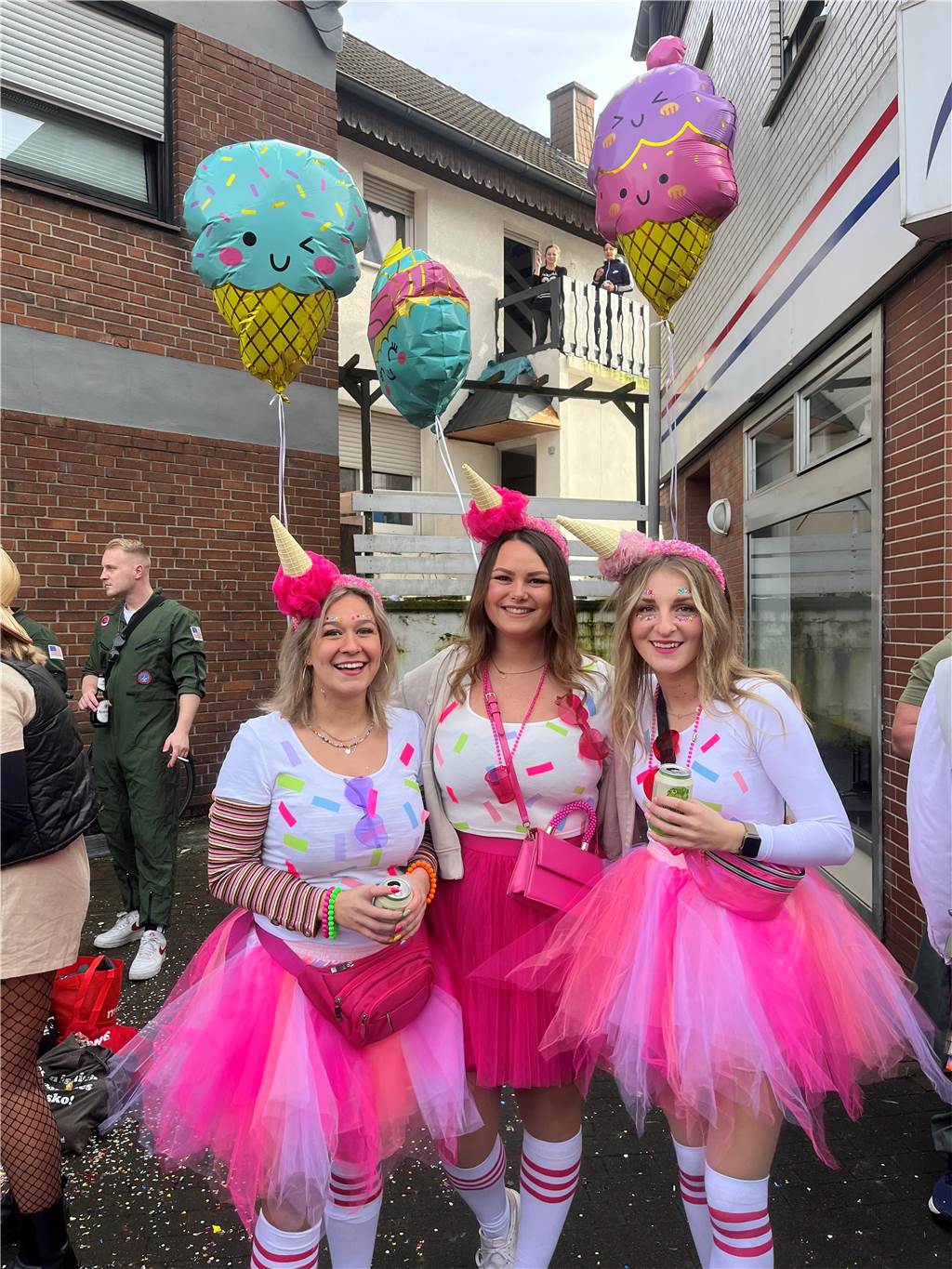 Unzählige Jecken beim Karnevalsumzug: Kreative Kostüme, gute Laune und bestes Wetter Besonders kreativ waren diese drei Mädels, die sich als Eistüten verkleidet hatten, und dank der Ballons auch im Getümmel gut zu erkennen waren.