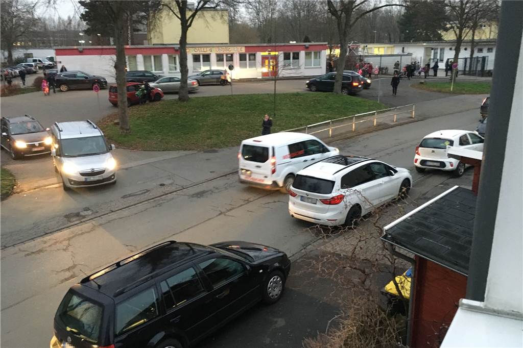 Nach Tagesbruch in Husen: Anwohner fürchten um Sicherheit der Kinder Besonders morgens ist die Husener Eichwaldstraße stark durch den Verkehr belastet.