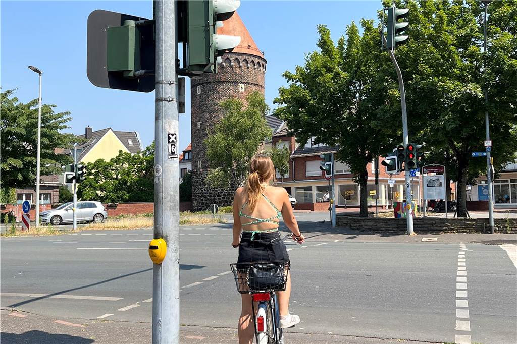 Fahrlehrer Ralf Köhler zeigt Problemstellen im Halterner Verkehr Mädchen auf einem Fahrrad steht vor einer roten Ampel.