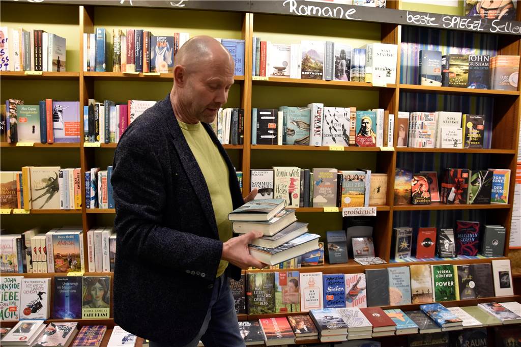 Mit Lieferservice gegen Isolation - Coronavirus macht Buchhandlung Beckmann erfinderisch Besonders Romane lassen sich die Kunden in den letzten Tagen gerne liefern.
