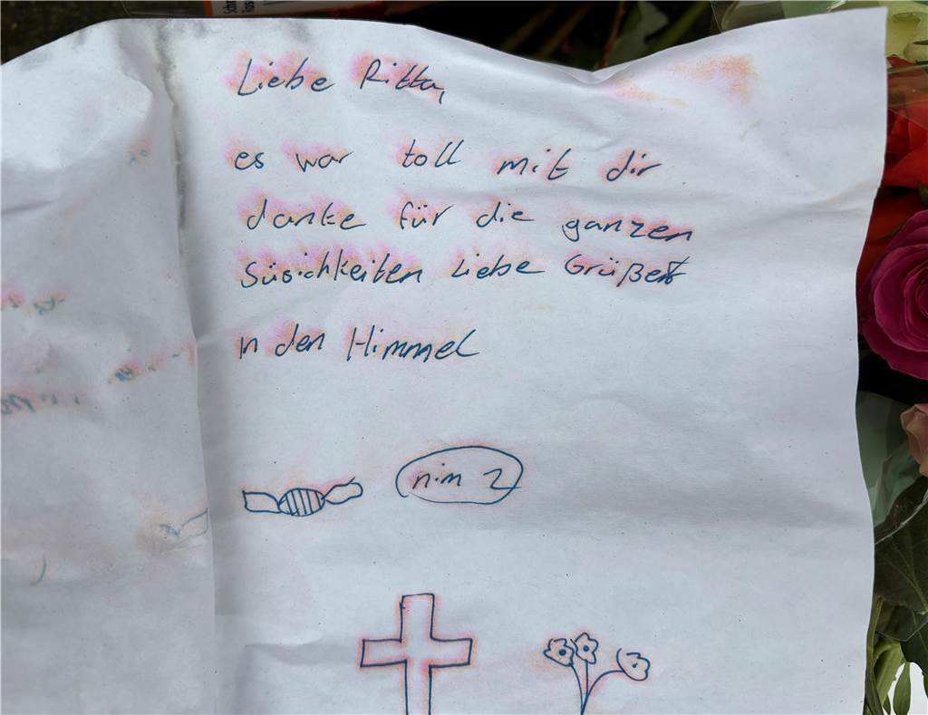 „Däumchen drücken, Jamaika ruft!“: So erinnert sich Hillen an die getötete Rita (71) Auf einem Zettel steht handschriftlich "Liebe Rita, es war toll mit dir. Danke für die ganzen Süßigkeiten. Liebe Grüßen in den Himmel." Mit Kerzen, Blumen, Bonbons und Botschaften gedenken Menschen in Recklinghausen-Hillen einer mutmaßlich ermordeten Seniorin (71).