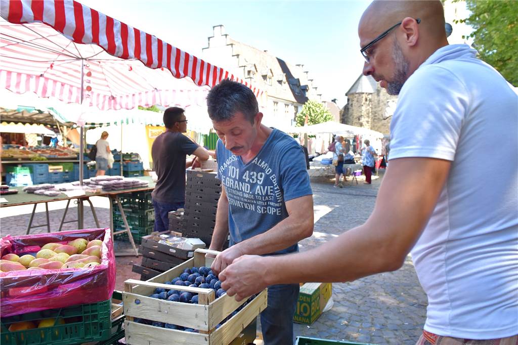 Besonders samstags wird viel geschleppt: Dann holt Carsten gleich kistenweise Obst vom Wochenmarkt ab.