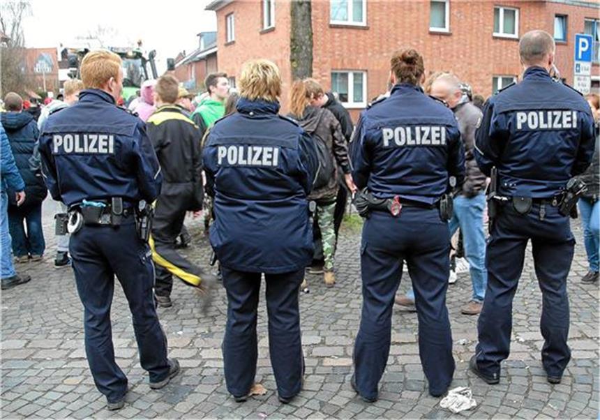 Besonders starke Polizeipräsenz gab es während des Umzuges auf dem Kirchplatz an der Borkener Straße. Die meist jugendlichen Besucher veranstalteten hier ein regelrechtes „Saufgelage“.