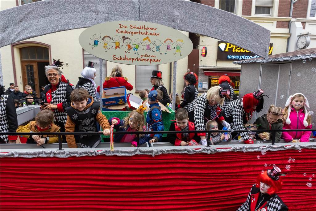 Schlüsselübergabe und Kinderumzug: Jetzt haben Narrlohner die Kontrolle Besonders viel Einsatz zeigten die Stadtlohner Kindergartenkinder – an ihren Wagen wurde immer für süße Verpflegung gesorgt.