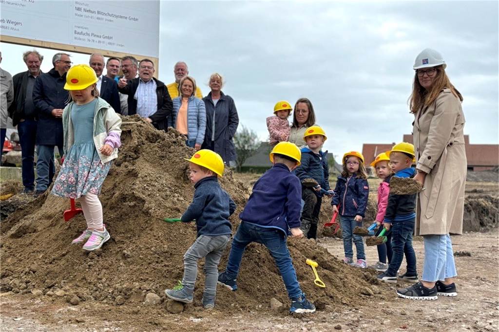 Spatenstich für runde Kita Wilde Wiese: „Eckig bauen kann jeder“ Kinder schaufeln im Sandhaufen