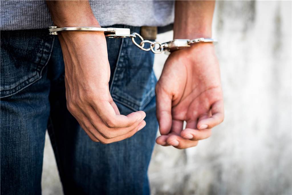 True Crime im Stream: Dokus über Verbrechen, die für Spannung sorgen mann mit handschellen