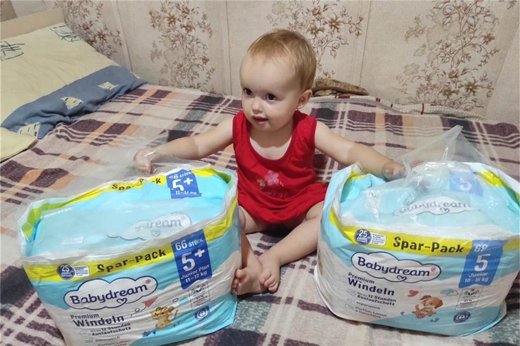Halternerin bringt Spenden für Flutopfer in die Ukraine Ukrainisches Kind mit Windelpaketen aus Haltern